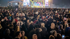 Puluhan ribu warga memadati Lapangan Porda Selong pada malam penutupan Festival Muharam Lombok Timur, Ahad 21 Juni 2026. Bupati Lombok Timur, Haerul Warisin, turut hadir dan secara resmi menutup rangkaian acara tahunan itu. (Foto: Lombokini.com).