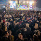 Puluhan ribu warga memadati Lapangan Porda Selong pada malam penutupan Festival Muharam Lombok Timur, Ahad 21 Juni 2026. Bupati Lombok Timur, Haerul Warisin, turut hadir dan secara resmi menutup rangkaian acara tahunan itu. (Foto: Lombokini.com).