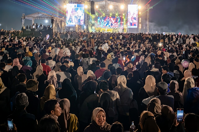Puluhan ribu warga memadati Lapangan Porda Selong pada malam penutupan Festival Muharam Lombok Timur, Ahad 21 Juni 2026. Bupati Lombok Timur, Haerul Warisin, turut hadir dan secara resmi menutup rangkaian acara tahunan itu. (Foto: Lombokini.com).