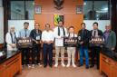 Tiga pemenang sayembara desain Gedung MICE Lombok Timur, Kamawardhana, Nabila Alamudin dan Gregorius Supie Yolodi dengan hadiah total Rp 325 Juta. (Foto: Lombokini.com).