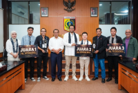 Tiga pemenang sayembara desain Gedung MICE Lombok Timur, Kamawardhana, Nabila Alamudin dan Gregorius Supie Yolodi dengan hadiah total Rp 325 Juta. (Foto: Lombokini.com).
