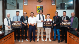 Tiga pemenang sayembara desain Gedung MICE Lombok Timur, Kamawardhana, Nabila Alamudin dan Gregorius Supie Yolodi dengan hadiah total Rp 325 Juta. (Foto: Lombokini.com).