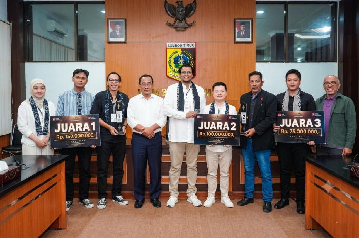 Tiga pemenang sayembara desain Gedung MICE Lombok Timur, Kamawardhana, Nabila Alamudin dan Gregorius Supie Yolodi dengan hadiah total Rp 325 Juta. (Foto: Lombokini.com).
