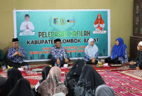 Bupati Lombok Barat H Lalu Ahmad Zaini (LAZ) bersama Wakil Bupati Hj Nurul Adha melepas kafilah Lombok Barat untuk bertanding di MTQ ke-31 Tingkat Provinsi NTB di Lombok Tengah. (Foto: Lombokini.com/Istimewa).