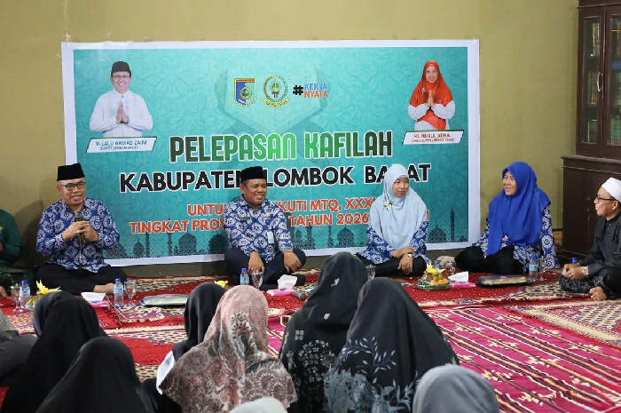 Bupati Lombok Barat H Lalu Ahmad Zaini (LAZ) bersama Wakil Bupati Hj Nurul Adha melepas kafilah Lombok Barat untuk bertanding di MTQ ke-31 Tingkat Provinsi NTB di Lombok Tengah. (Foto: Lombokini.com/Istimewa).