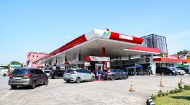 ​Sejumlah kendaraan roda empat mengantre untuk mengisi bahan bakar minyak (BBM) di Stasiun Pengisian Bahan Bakar Umum (SPBU) Pertamina Ahad 31 Mei 2026. (Foto: Lombokini.com/Tamrin).