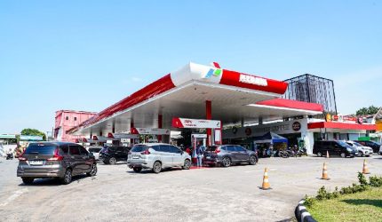 ​Sejumlah kendaraan roda empat mengantre untuk mengisi bahan bakar minyak (BBM) di Stasiun Pengisian Bahan Bakar Umum (SPBU) Pertamina di bawah terik matahari yang cerah.