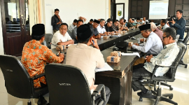 Sekda Lombok Timur Muhammad Juaini Taofik memimpin rapat pembahasan jadwal Pilkades Serentak bersama jajaran Dinas PMD, Bakesbangpoldagri, BPKAD, Bagian Hukum Setda, dan pengurus FKKD di ruang Komisi I DPRD Lombok Timur, Jumat 19 Juni 2026. (Foto: Lombokini.com).