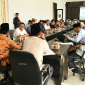 Sekda Lombok Timur Muhammad Juaini Taofik memimpin rapat pembahasan jadwal Pilkades Serentak bersama jajaran Dinas PMD, Bakesbangpoldagri, BPKAD, Bagian Hukum Setda, dan pengurus FKKD di ruang Komisi I DPRD Lombok Timur, Jumat 19 Juni 2026. (Foto: Lombokini.com).