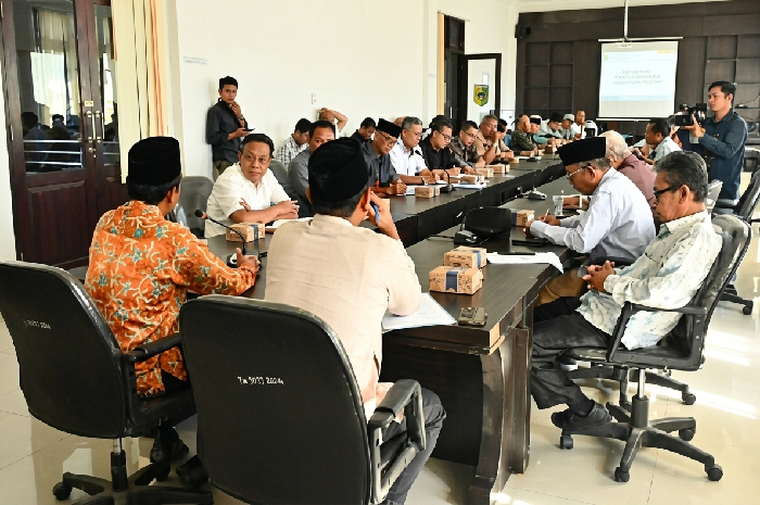 Sekda Lombok Timur Muhammad Juaini Taofik memimpin rapat pembahasan jadwal Pilkades Serentak bersama jajaran Dinas PMD, Bakesbangpoldagri, BPKAD, Bagian Hukum Setda, dan pengurus FKKD di ruang Komisi I DPRD Lombok Timur, Jumat 19 Juni 2026. (Foto: Lombokini.com).
