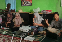Ramli Ernanda, Direktur FITRA NTB, memaparkan hasil analisis anggaran kesehatan reproduksi Kabupaten Lombok Tengah pada Sabtu 6 Juni 2026. (Foto: Harianto/Lombokini.com).
