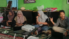 Ramli Ernanda, Direktur FITRA NTB, memaparkan hasil analisis anggaran kesehatan reproduksi Kabupaten Lombok Tengah pada Sabtu 6 Juni 2026. (Foto: Harianto/Lombokini.com).