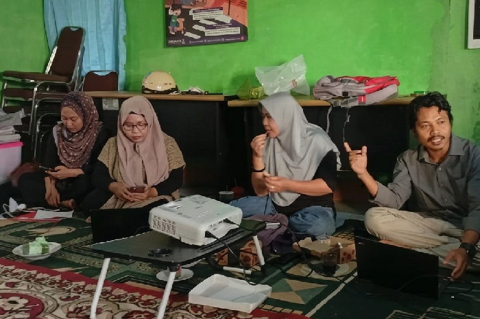Ramli Ernanda, Direktur FITRA NTB, memaparkan hasil analisis anggaran kesehatan reproduksi Kabupaten Lombok Tengah pada Sabtu 6 Juni 2026. (Foto: Harianto/Lombokini.com).