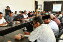 Sekretaris Daerah Lombok Timur Muhammad Juaini Taofik memimpin rapat pembahasan jadwal Pilkades Serentak bersama jajaran Dinas PMD, Bakesbangpoldagri, BPKAD, Bagian Hukum Setda, dan pengurus FKKD di ruang Komisi I DPRD Lombok Timur, Jumat 19 Juni 2026. (Foto: Lombokini.com).