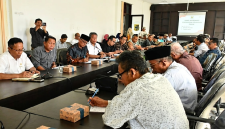 Sekretaris Daerah Lombok Timur Muhammad Juaini Taofik memimpin rapat pembahasan jadwal Pilkades Serentak bersama jajaran Dinas PMD, Bakesbangpoldagri, BPKAD, Bagian Hukum Setda, dan pengurus FKKD di ruang Komisi I DPRD Lombok Timur, Jumat 19 Juni 2026. (Foto: Lombokini.com).