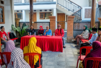 Rachmat Hidayat meresmikan Rumah Aspirasi PDIP di Lombok Timur, Sabtu 20 Juni 2026, untuk menampung keluhan rakyat dan menanam mangrove di Paremas usai acara sebagai bentuk pelestarian lingkungan. (Foto: Lombokini.com).