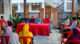 Rachmat Hidayat meresmikan Rumah Aspirasi PDIP di Lombok Timur, Sabtu 20 Juni 2026, untuk menampung keluhan rakyat dan menanam mangrove di Paremas usai acara sebagai bentuk pelestarian lingkungan. (Foto: Lombokini.com).
