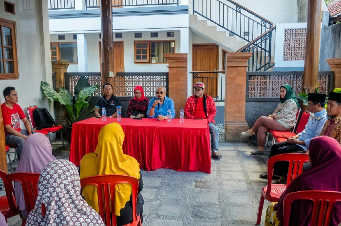 Rachmat Hidayat meresmikan Rumah Aspirasi PDIP di Lombok Timur, Sabtu 20 Juni 2026, untuk menampung keluhan rakyat dan menanam mangrove di Paremas usai acara sebagai bentuk pelestarian lingkungan. (Foto: Lombokini.com).