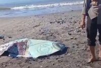 Warga Desa Labuhan Haji, Kabupaten Lombok Timur (Lotim), Nusa Tenggara Barat (NTB), digegerkan dengan penemuan mayat seorang wanita di pinggir pantai setempat pada Kamis pagi, 4 Juni 2026. Korban yang ditemukan dalam posisi terlentang tersebut diduga kuat mengalami gangguan jiwa.