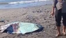 Warga Desa Labuhan Haji, Kabupaten Lombok Timur (Lotim), Nusa Tenggara Barat (NTB), digegerkan dengan penemuan mayat seorang wanita di pinggir pantai setempat pada Kamis pagi, 4 Juni 2026. Korban yang ditemukan dalam posisi terlentang tersebut diduga kuat mengalami gangguan jiwa.