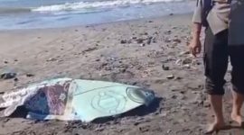 Warga Desa Labuhan Haji, Kabupaten Lombok Timur (Lotim), Nusa Tenggara Barat (NTB), digegerkan dengan penemuan mayat seorang wanita di pinggir pantai setempat pada Kamis pagi, 4 Juni 2026. Korban yang ditemukan dalam posisi terlentang tersebut diduga kuat mengalami gangguan jiwa.