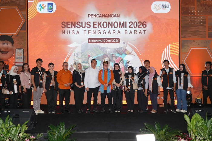 Gubernur NTB Lalu Muhamad Iqbal dan Wakil Kepala BPS RI Sonny Harry meresmikan pencanangan Sensus Ekonomi 2026 di Gedung Youth Center Mataram, Jumat 19 Juni 2026. (Foto: Lombokini.com).