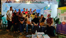 Pose foto bersma Tim Dinas Kesehatan Lombok Timur di lokasi Festival Muharram 1448 H GOR Lalu Muslihin atau Lapngan Porda Selong. (Foto: Lombokini.com).