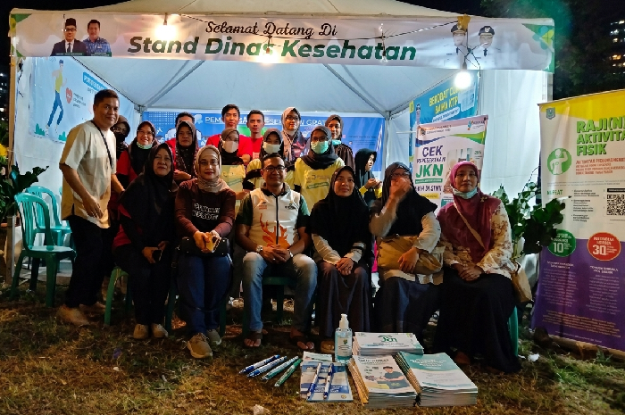 Kadis Kesehatan Lotim, H. L. Aries Fahrozi, dan tim Dinkes Lotim memastikan kesiapan pelayanan kesehatan di Festival Muharram 1448 H, GOR Lalu Muslihin, Selong, Jumat 19 Juni 2026. (Foto: Lombokini.com).