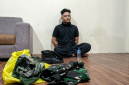 Petugas gabungan TNI-Polri mengamankan Ro'id Fajrian (21) di sebuah kost kawasan Pancor, Selong, Lombok Timur, Rabu (24/6) malam. Ro'id mengaku anggota TNI diduga menganiaya mahasiswi Hijna Nazaria (22) hingga mengalami luka lebam. (Foto: Lombokini.com).