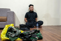 Petugas gabungan TNI-Polri mengamankan Ro'id Fajrian (21) di sebuah kost kawasan Pancor, Selong, Lombok Timur, Rabu (24/6) malam. Ro'id mengaku anggota TNI diduga menganiaya mahasiswi Hijna Nazaria (22) hingga mengalami luka lebam. (Foto: Lombokini.com).