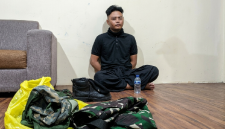 Petugas gabungan TNI-Polri mengamankan Ro'id Fajrian (21) di sebuah kost kawasan Pancor, Selong, Lombok Timur, Rabu (24/6) malam. Ro'id mengaku anggota TNI diduga menganiaya mahasiswi Hijna Nazaria (22) hingga mengalami luka lebam. (Foto: Lombokini.com).