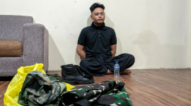 Petugas gabungan TNI-Polri mengamankan Ro'id Fajrian (21) di sebuah kost kawasan Pancor, Selong, Lombok Timur, Rabu (24/6) malam. Ro'id mengaku anggota TNI diduga menganiaya mahasiswi Hijna Nazaria (22) hingga mengalami luka lebam. (Foto: Lombokini.com).