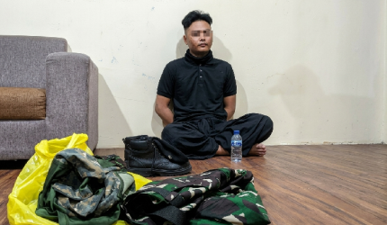 Petugas gabungan TNI-Polri mengamankan Ro'id Fajrian (21) di sebuah kost kawasan Pancor, Selong, Rabu (24/6) malam. Pria pengaku anggota TNI itu diduga menganiaya mahasiswi Hijna Nazaria (22) hingga mengalami luka lebam.