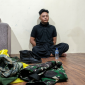 Petugas gabungan TNI-Polri mengamankan Ro'id Fajrian (21) di sebuah kost kawasan Pancor, Selong, Lombok Timur, Rabu (24/6) malam. Ro'id mengaku anggota TNI diduga menganiaya mahasiswi Hijna Nazaria (22) hingga mengalami luka lebam. (Foto: Lombokini.com).