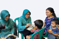Ketua TP-PKK Provinsi NTB, Hj. Sinta Agathia, dan Ketua TP-PKK Kabupaten Lombok Timur, Hj. Ra'yal Ain Warisin, menghadiri kegiatan peringatan HKG PKK ke-54 dan HARGANAS ke-33 di Desa Sakra, Kecamatan Sakra, Lombok Timur, Senin 15 Juni 2026. (Foto: Lombokini.com).