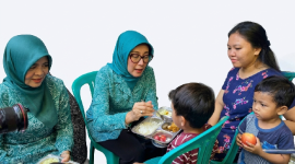 Ketua TP-PKK Provinsi NTB, Hj. Sinta Agathia, dan Ketua TP-PKK Kabupaten Lombok Timur, Hj. Ra'yal Ain Warisin, menghadiri kegiatan peringatan HKG PKK ke-54 dan HARGANAS ke-33 di Desa Sakra, Kecamatan Sakra, Lombok Timur, Senin 15 Juni 2026. (Foto: Lombokini.com).
