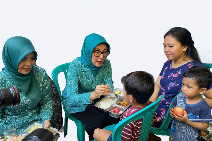 Ketua TP-PKK Provinsi NTB, Hj. Sinta Agathia, dan Ketua TP-PKK Kabupaten Lombok Timur, Hj. Ra'yal Ain Warisin, menghadiri kegiatan peringatan HKG PKK ke-54 dan HARGANAS ke-33 di Desa Sakra, Kecamatan Sakra, Lombok Timur, Senin 15 Juni 2026. (Foto: Lombokini.com).