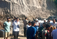 Warga Suryawangi memprotes tambang galian C ilegal yang mencemari sawah di Labuhan Haji, Rabu 17 Juni 2026. Aparat mengawal aksi. Warga dan pengelola menyepakati penutupan sementara serta mewajibkan pemilik mengurus izin dan memperbaiki limbah. (Foto: Lombokini.com).