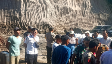Warga Suryawangi memprotes tambang galian C ilegal yang mencemari sawah di Labuhan Haji, Rabu 17 Juni 2026. Aparat mengawal aksi. Warga dan pengelola menyepakati penutupan sementara serta mewajibkan pemilik mengurus izin dan memperbaiki limbah. (Foto: Lombokini.com).