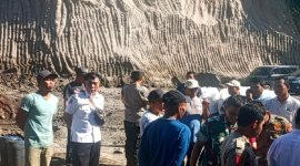 Warga Suryawangi memprotes tambang galian C ilegal yang mencemari sawah di Labuhan Haji, Rabu 17 Juni 2026. Aparat mengawal aksi. Warga dan pengelola menyepakati penutupan sementara serta mewajibkan pemilik mengurus izin dan memperbaiki limbah. (Foto: Lombokini.com).