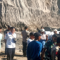 Warga Suryawangi memprotes tambang galian C ilegal yang mencemari sawah di Labuhan Haji, Rabu 17 Juni 2026. Aparat mengawal aksi. Warga dan pengelola menyepakati penutupan sementara serta mewajibkan pemilik mengurus izin dan memperbaiki limbah. (Foto: Lombokini.com).