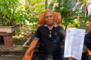 Faukanuri mengklarifikasi penggeledahan di kediamannya kepada awak media di perumahan Bermis II, Kelurahan Kembang Sari, Selong, Lombok Timur, Senin 27 Juli 2026. terkait kasus OTT Bupati Lombok Barat. (Foto: Lombokini.com/Pauzan Azima)