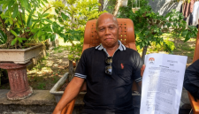 Faukanuri mengklarifikasi penggeledahan di kediamannya kepada awak media di perumahan Bermis II, Kelurahan Kembang Sari, Selong, Lombok Timur, Senin 27 Juli 2026. terkait kasus OTT Bupati Lombok Barat. (Foto: Lombokini.com/Pauzan Azima)