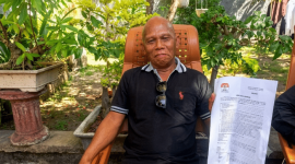 Faukanuri mengklarifikasi penggeledahan di kediamannya kepada awak media di perumahan Bermis II, Kelurahan Kembang Sari, Selong, Lombok Timur, Senin 27 Juli 2026. terkait kasus OTT Bupati Lombok Barat. (Foto: Lombokini.com/Paozan Azima)