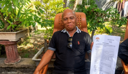 Faukanuri mengklarifikasi penggeledahan di kediamannya kepada awak media di perumahan Bermis II, Kelurahan Kembang Sari, Selong, Lombok Timur, Senin 27 Juli 2026. terkait kasus OTT Bupati Lombok Barat.