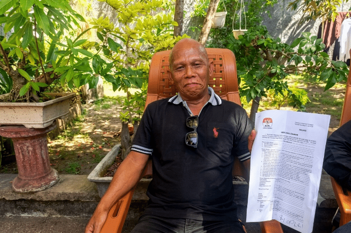 Faukanuri mengklarifikasi penggeledahan di kediamannya kepada awak media di perumahan Bermis II, Kelurahan Kembang Sari, Selong, Lombok Timur, Senin 27 Juli 2026. terkait kasus OTT Bupati Lombok Barat. (Foto: Lombokini.com/Pauzan Azima)