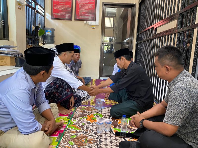 Proses prosesi pernikahan tahanan dari Keruak di Rutan Polres Lombok Timur (doc. Humas Polres Lotim)