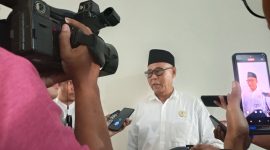Ketua BAZNAS saya diwawancarai sesuai rapat koordinasi dengan DPRD Lombok Timur, Swnin 13 Juli 2016. (Foto: Lombokini.com/Azima).