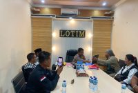 Penyerahan penghargaan yang dirangkaikan dengan agenda silaturahmi tersebut berlangsung hangat dan penuh keakraban di Mapolres Lombok Timur pada Jumat pagi.