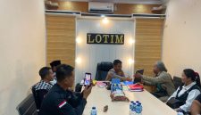 Penyerahan penghargaan yang dirangkaikan dengan agenda silaturahmi tersebut berlangsung hangat dan penuh keakraban di Mapolres Lombok Timur pada Jumat pagi.